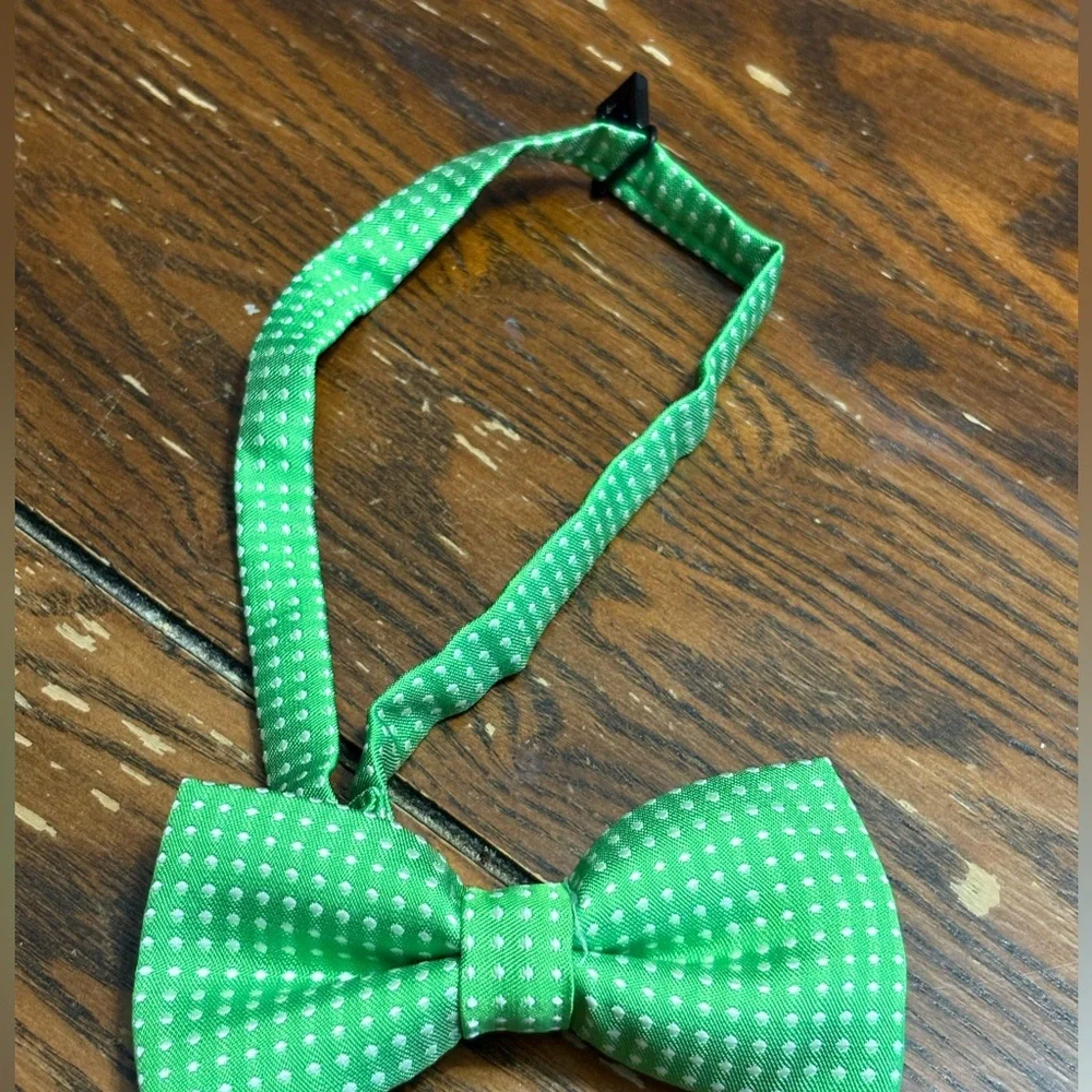 Green Polka Dot Bow Tie
